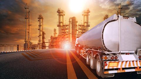 Camion-citerne et site pétrochimique