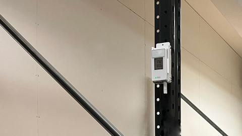 Surveillance sans fil fixée sur crémaillère 