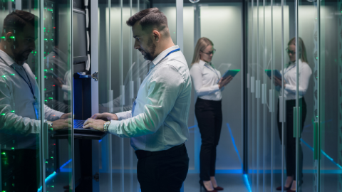Salariés dans un data center moderne
